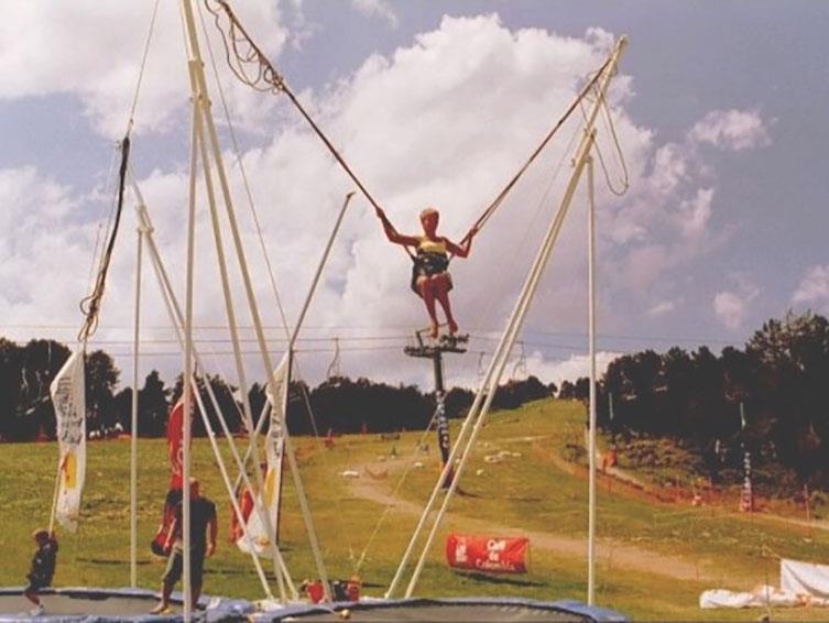 Activité aérotrampoline, à la base de loisirs des Airelles