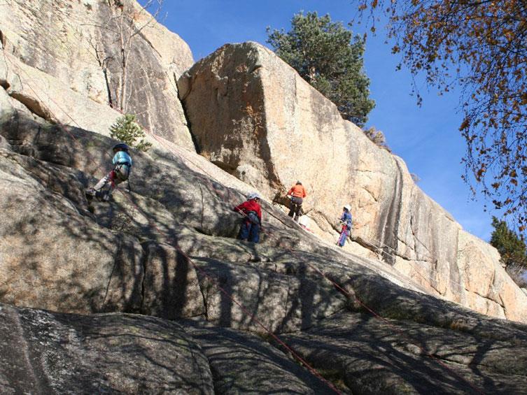 Varios sitios proponen actividades de escalada durante su estancia en los Pirineos Orientales