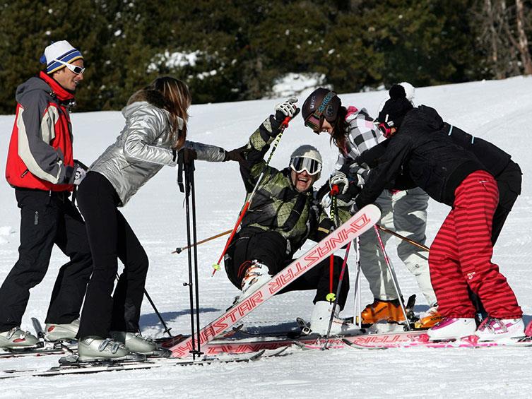 Les activités ski alpin et surf à l’espace Cambre d’Aze (Eyne et Saint-Pierre Dels Forcats), les stations de Font-Romeu/Pyrénées 2000, Les Angles, Porté-Puymorens, ou Formiguères