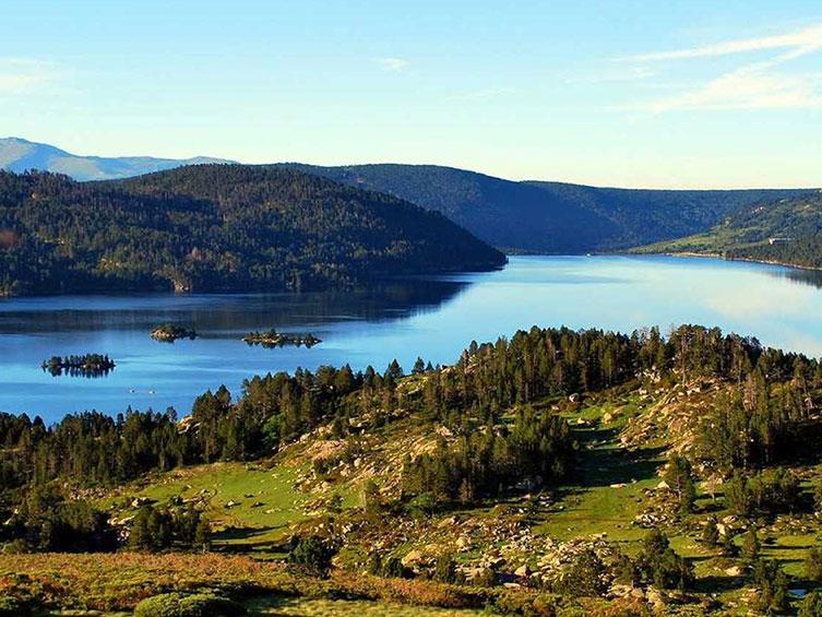 Lago de Bouillouses en el corazón del sitio clasificado Carlit