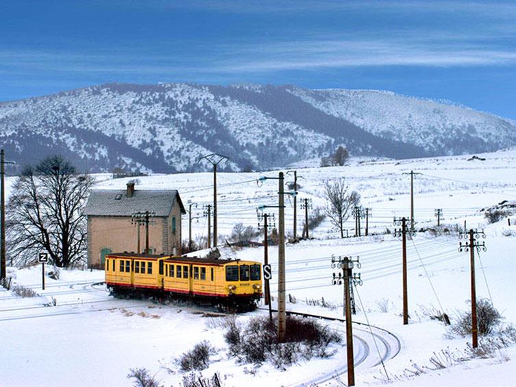 A bordo del tren amarillo, descubra el Parque Natural Regional de los Pirineos Catalanes a baja velocidad