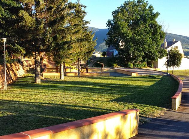 Children's play area next to the pitches at the 3-star Ilisa campsite in the Pyrénées-Orientales