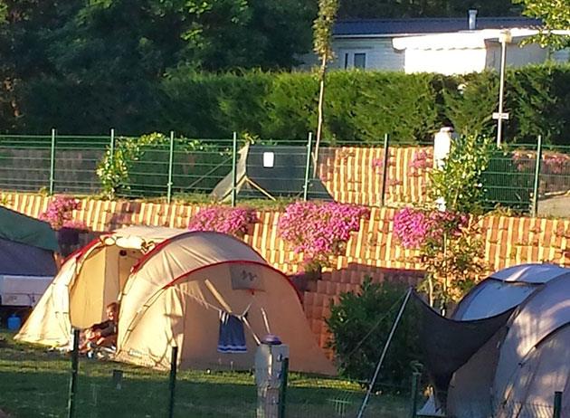 Zeltplatz mit Stromsäule auf dem 3-Sterne-Campingplatz Ilisa in den Pyrénées-Orientales