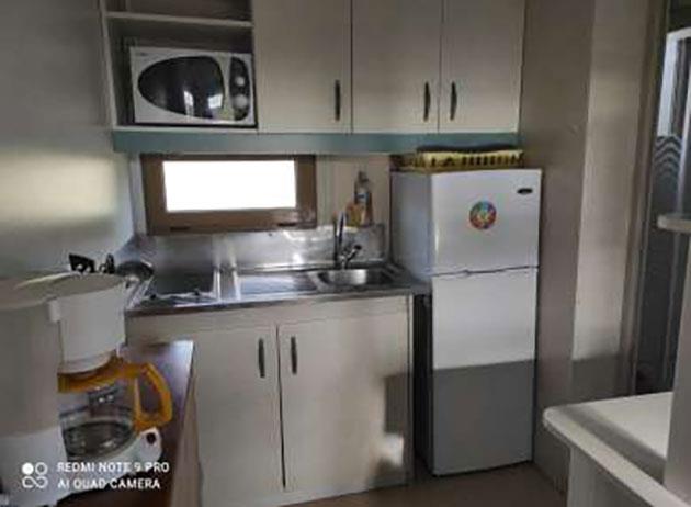 La cocina totalmente equipada del chalet de alquiler para 5 personas del camping Ilisa en Cerdaña