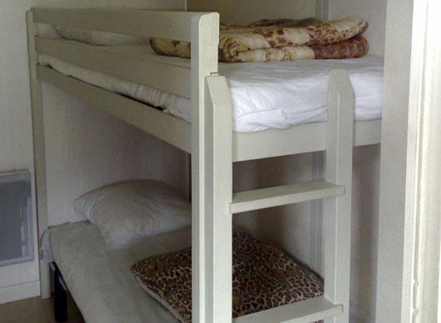 Bedroom with bunk bed in the 5-person chalet, to rent at camping Ilisa in the Capcir valley