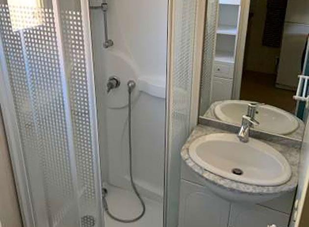 Shower room in the 5-person chalet for rent at camping Ilisa in Saillagouse