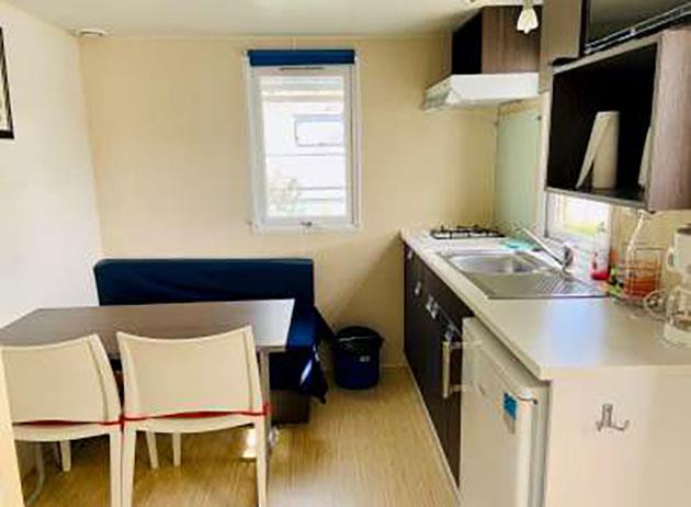 Cuisine équipée du mobil-home 4 personnes, au camping Ilisa dans les Pyrénées-Orientales