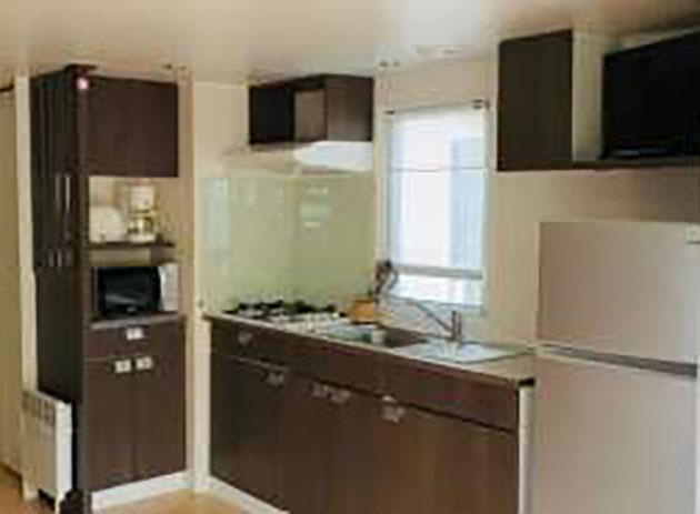 Fully equipped kitchen in the XL 4-person mobile home at camping Ilisa in the Capcir valley