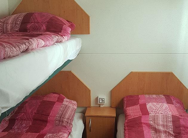 Chambre avec lit superposé du mobil-home 5 personnes, en location au camping Ilisa dans la vallée du Capcir