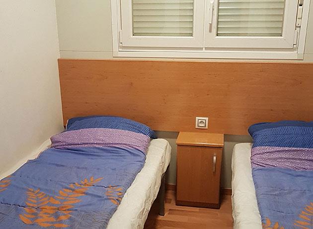 Zimmer mit 2 Betten im Mobilheim für 5 Personen, zu mieten auf dem Familiencampingplatz Ilisa 