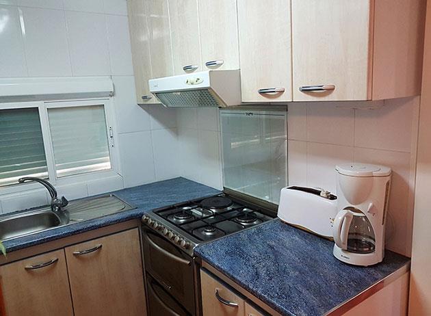 Kitchen of the 5-person mobile home for rent at the Ilisa family campsite near Font-Romeu