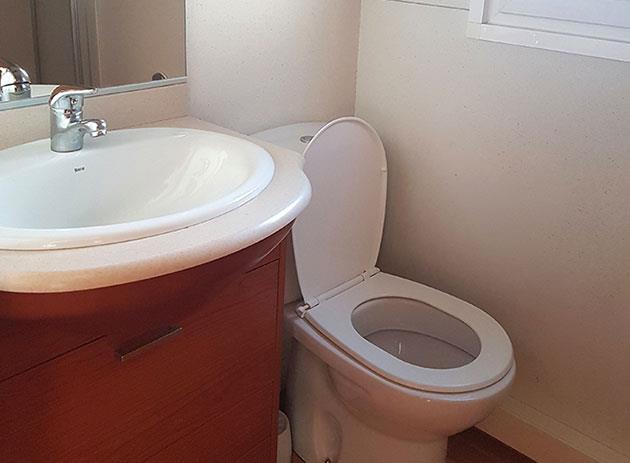 Cuarto de baño con ducha y WC en el mobil home para 5 personas