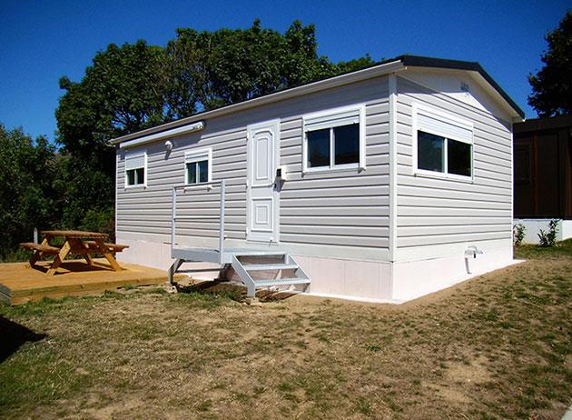 Location du mobil-home 6 personnes au camping Ilisa en Cerdagne avec terrasse et toit rétractable en été