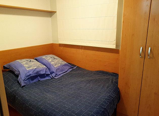 Chambre avec lit double du mobil-home 6 personnes, au camping 3 étoiles Ilisa près de Font-Romeu