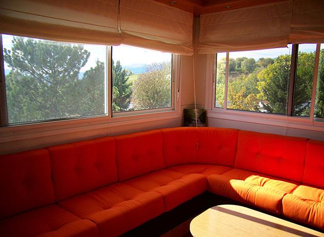 Living room with sofa in the 6-person mobile home, for rent at the Ilisa campsite in the Pyrenees