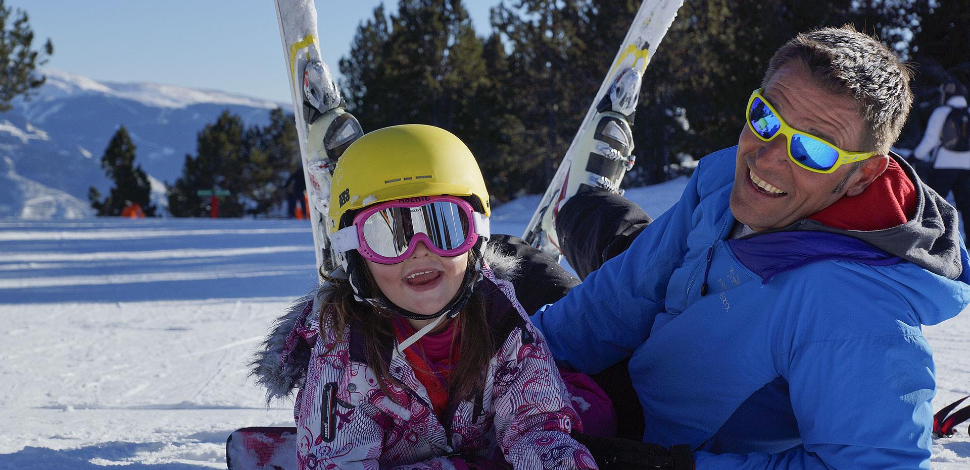 Actividades de esquí en familia durante su estancia en el camping Ilisa en los Pirineos Orientales