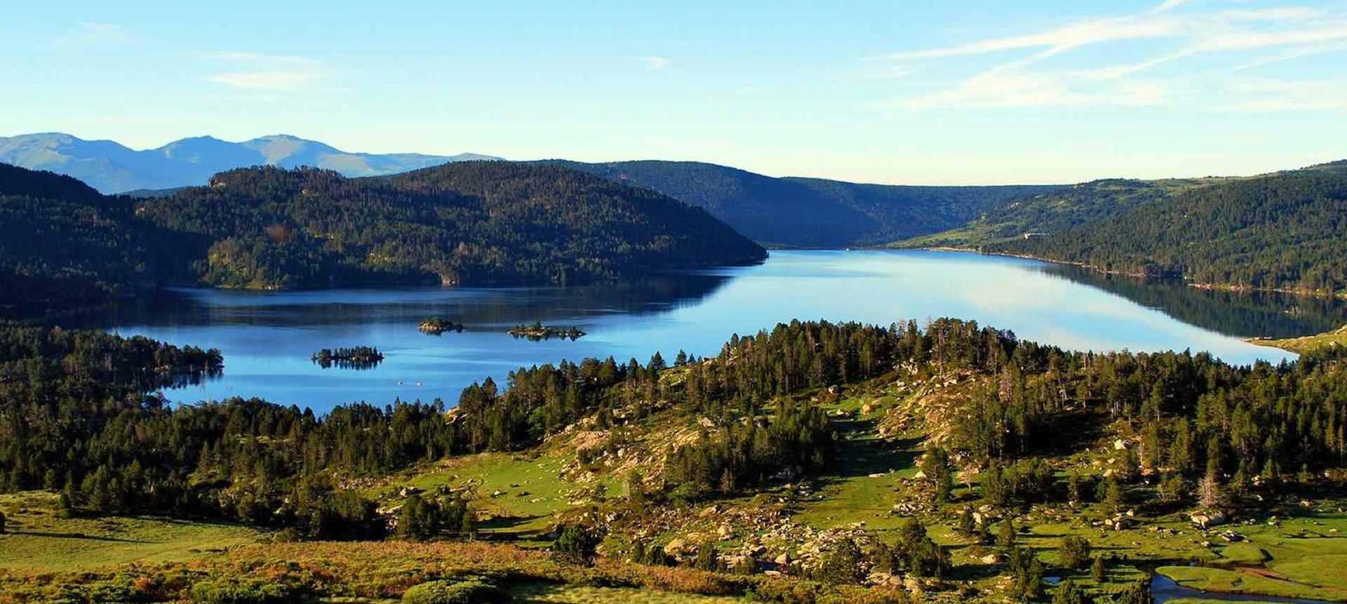 Vue panoramique du lac des Bouillouses, à proximité du camping 3 étoiles Ilisa, location de mobil-homes et de chalets