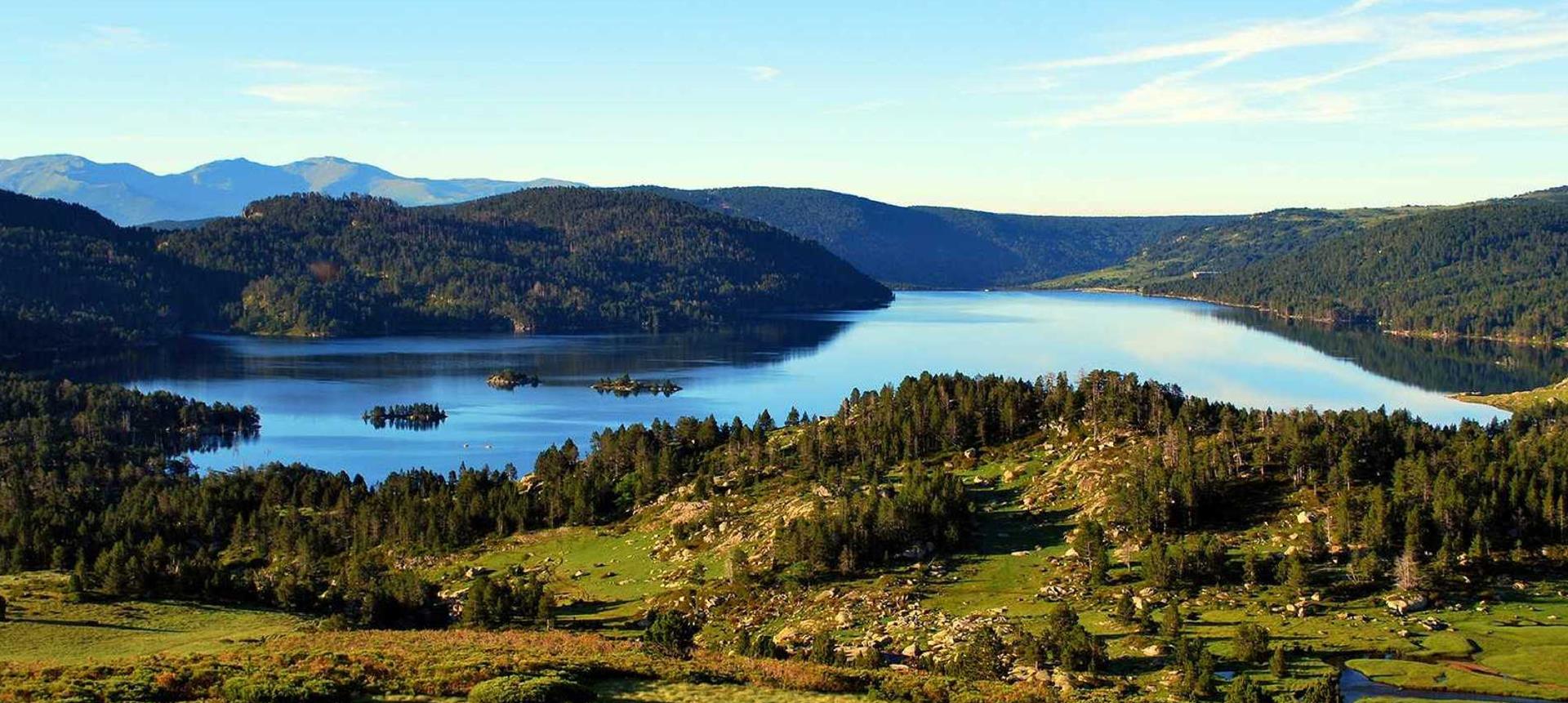 Vista panorámica del lago des Bouillouses, cerca del camping 3 estrellas Ilisa, alquiler de mobil homes y chalets